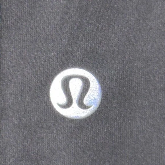 Black Lululemon leggings with mid-rise fit and side pockets - Picture 6 of 7